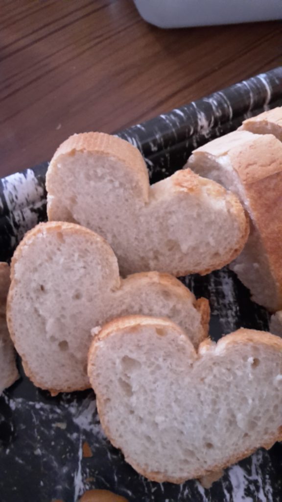 La qualité de nos matières premières et nos procédés de fabrication artisanale offrent une mie aérienne et une croûte légère et croustillante.